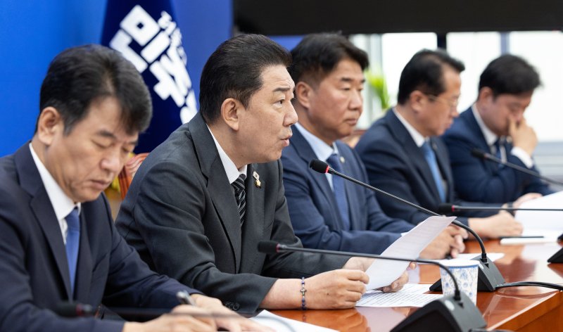 김병기 더불어민주당 원내대표가 19일 서울 여의도 국회에서 열린 국정감사 기자간담회에서 모두발언하고 있다. 2025.10.19/무료 바카라사이트1 ⓒ News1 이승배 기자