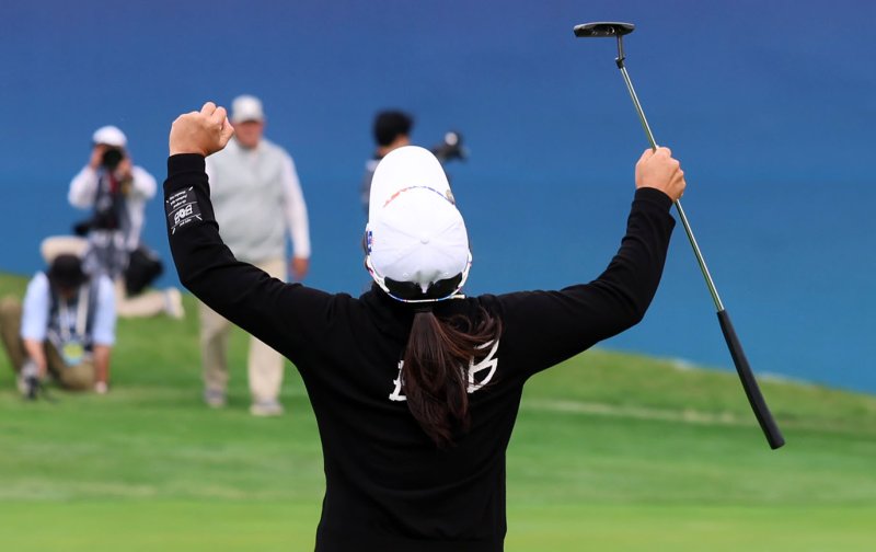 '붉은 바지' 김세영, BMW 레이디스 챔피언십 정복... 해남 땅을 뜨겁게 달구다