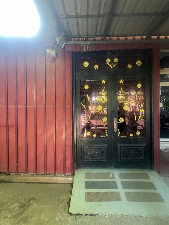 18일 파이낸셜뉴스가 찾은 캄보디아 프놈펜 시내 떡틀라 사원의 시신보관소 앞. 지난 8월 보코산 인근에서 사망한 대학생 박모씨의 시신이 안치돼 있다. 사진=김준석 특파원