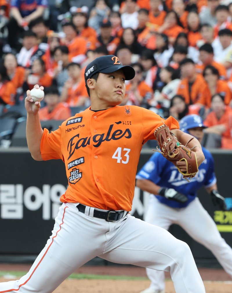19일 대전 한화생명볼파크 열린 프로야구 2025 신한 SOL뱅크 KBO 플레이오프 2차전 삼성 라이온즈와 한화 이글스의 경기에서 교체 투입된 한화 실시간 바카라사이트가 역투하고 있다. 2025.10.19/실시간 바카라사이트1 ⓒ News1 김기태 기자