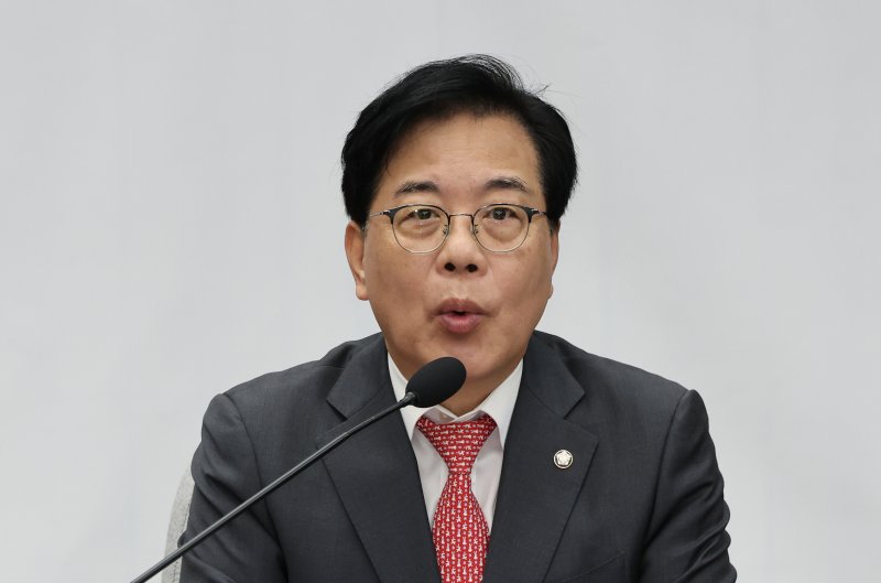 [서울=뉴시스] 김금보 기자 = 바카라사이트 카지노버프 국민의힘 원내대표가 17일 오전 서울 여의도 국회에서 열린 국정감사 대책회의에서 발언을 하고 있다. 2025.10.17. kgb@newsis.com