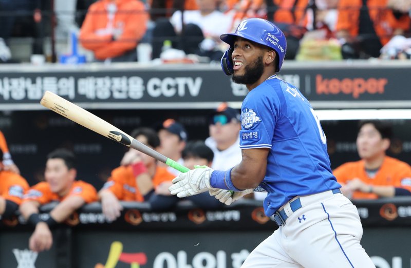 KBO 플레이오프 2차전 삼성 라이온즈와 한화 이글스의 경기에서 8회초 2사 1, 2루 상황 삼성 디아즈가 타격을 하고 있다.뉴스1