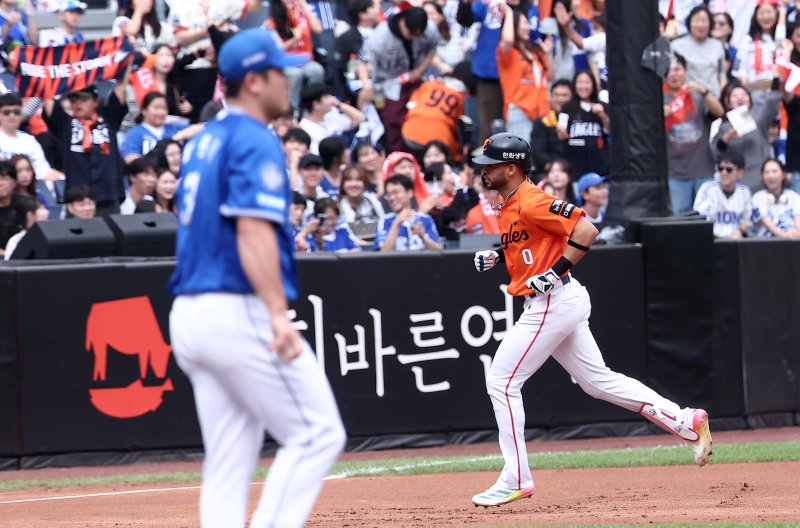 19일 대전 한화생명볼파크 열린 프로야구 2025 신한 SOL뱅크 KBO 플레이오프 2차전 바카라 사이트 디시 라이온즈와 한화 이글스의 경기, 한화 리베라토가 1회말 1사 솔로홈런을 터뜨린 후 그라운드를 돌고 있다. 2025.10.19/뉴스1 ⓒ News1 김성진 기자