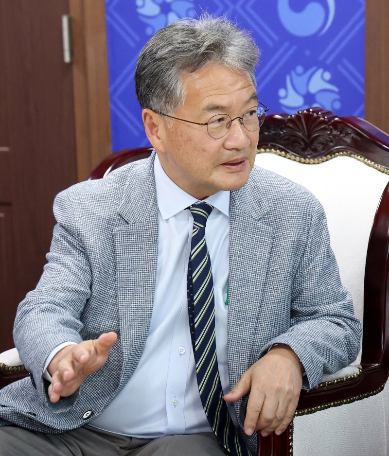 [서울=뉴시스] 추상철 기자 = 조셉 윤 주한미국바카라사이트 쇼미더벳 대리가 8월 1일 오후 서울 종로구 정부서울청사에서 정동영 통일부 장관과 대화를 하고 있다. 2025.10.19. scchoo@newsis.com