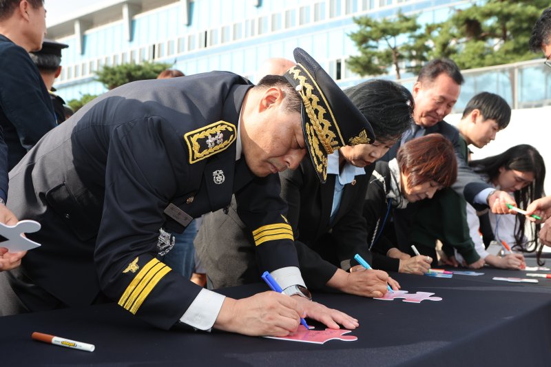 19일 경기도바카라 꽁 머니재난본부가 수원시 팔달구 옛 도청 일대에서 개최한 '제1회 119메모리얼데이'에 참석한 최용철 본부장 전담 직무대리가 추모 메시지 월에 순직 소방관을 향한 감사 문구를 남기고 있다. (경기도소방재난본부 제공. 재판매 및 DB 금지) 2025.10.19/바카라 꽁 머니1