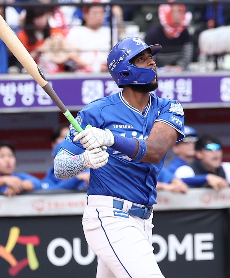 19일 대전 먹튀없는 바카라사이트생명볼파크 열린 프로야구 2025 신한 SOL뱅크 KBO 플레이오프 2차전 삼성 라이온즈와 먹튀없는 바카라사이트 이글스의 경기, 삼성 디아즈가 4회초 2사 1,3루 상황에서 1타점 2루타를 치고 있다. 2025.10.19/뉴스1 ⓒ News1 김성진 기자