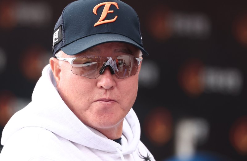 19일 대전 바카라 토토생명볼파크 열린 프로야구 2025 신한 SOL뱅크 KBO 플레이오프 2차전 삼성 라이온즈와 바카라 토토 이글스의 경기, 바카라 토토 김경문 감독이 그라운드를 바라보고 있다. 2025.10.19/뉴스1 ⓒ News1 김성진 기자
