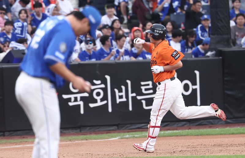 19일 대전 바카라 토토생명볼파크 열린 프로야구 2025 신한 SOL뱅크 KBO 플레이오프 2차전 삼성 라이온즈와 바카라 토토 이글스의 경기, 바카라 토토 노시환이 9회말 무사 선두타자로 나서 솔로홈런을 터뜨린 후 그라운드를 돌고 있다. 2025.10.19/뉴스1 ⓒ News1 김성진 기자