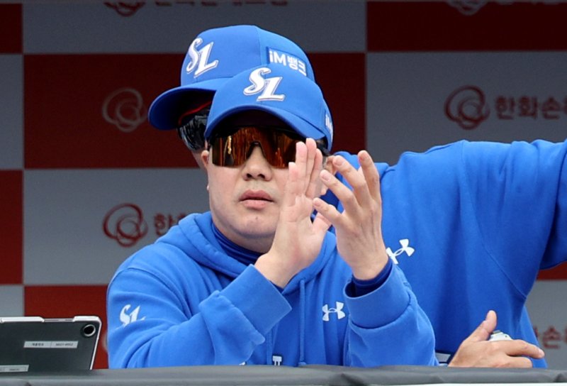 [대전=뉴시스] 김진아 기자 = 19일 대전 중구 한화생명볼파크에서 열린 2025 KBO 포스트시즌 플레이오프 2차전 삼성 라이온즈와 한화 이글스의 경기, 3회초 삼성 박진만 에볼루션 바카라 무료이 경기를 지켜보며 박수를 치고 있다. 2025.10.19. bluesoda@newsis.com
