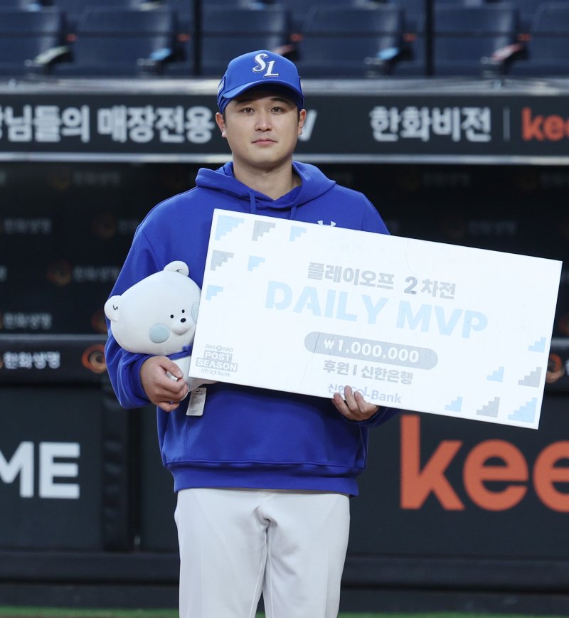 [대전=뉴시스] 김진아 기자 = 19일 대전 중구 한화생명볼파크에서 열린 2025 KBO 포스트시즌 플레이오프 2차전 에볼루션 바카라 무료 라이온즈와 한화 이글스의 경기가 7-3으로 에볼루션 바카라 무료이 승리, 에볼루션 바카라 무료 최원태가 데일리 MVP를 들고 기념촬영을 하고 있다. 2025.10.19. bluesoda@newsis.com