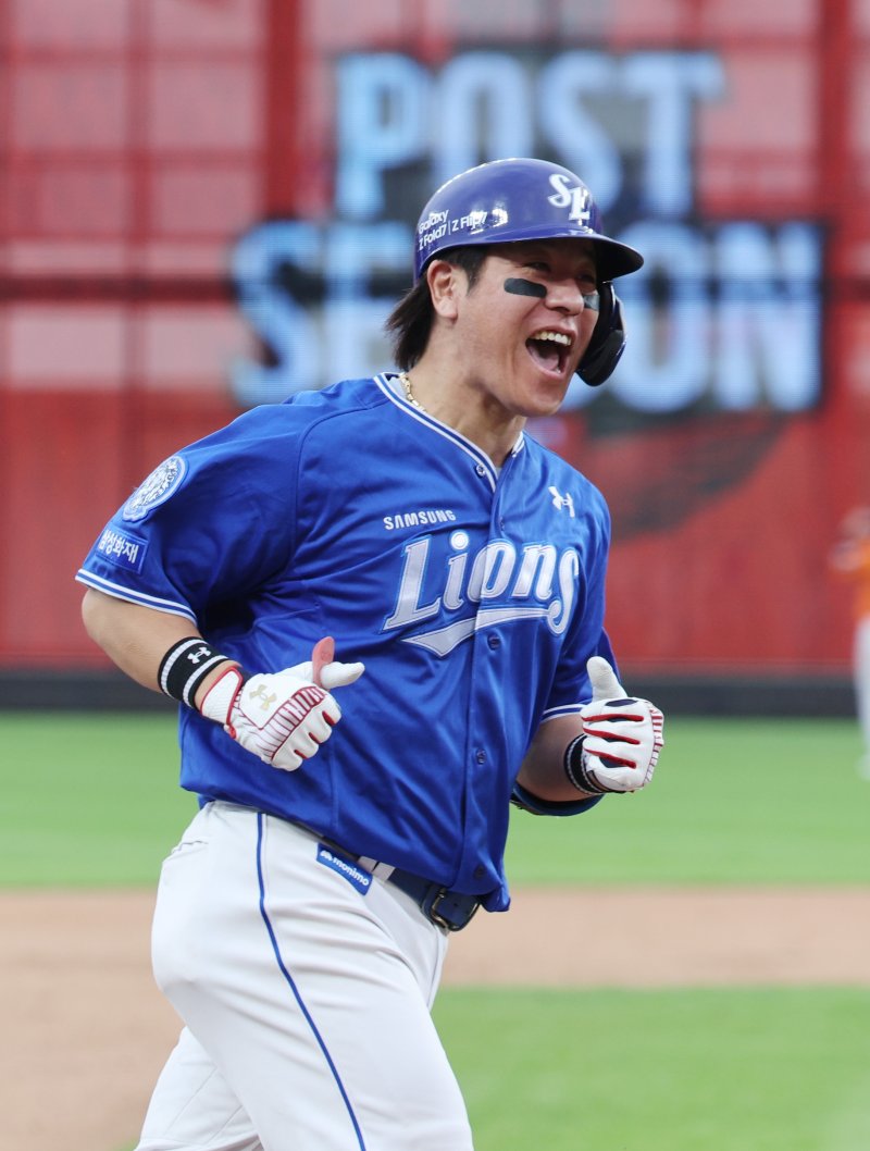 [대전=뉴시스] 김진아 기자 = 19일 대전 중구 한화생명볼파크에서 열린 2025 KBO 포스트시즌 플레이오프 2차전 에볼루션 바카라 무료 라이온즈와 한화 이글스의 경기, 9회초 2사 1루 강민호가 투런 홈런을 친 뒤 기뻐하고 있다. 2025.10.19. bluesoda@newsis.com