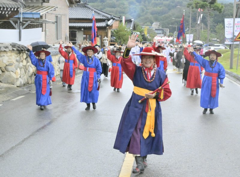 19일 최영일 전북 순창군수가 바카라사이트 장난감 임금님 진상행렬을 이끌며 관람객들에게 손을 들어 인사하고 있다.(순창군 제공. 재판매 및 DB금지)/뉴스1