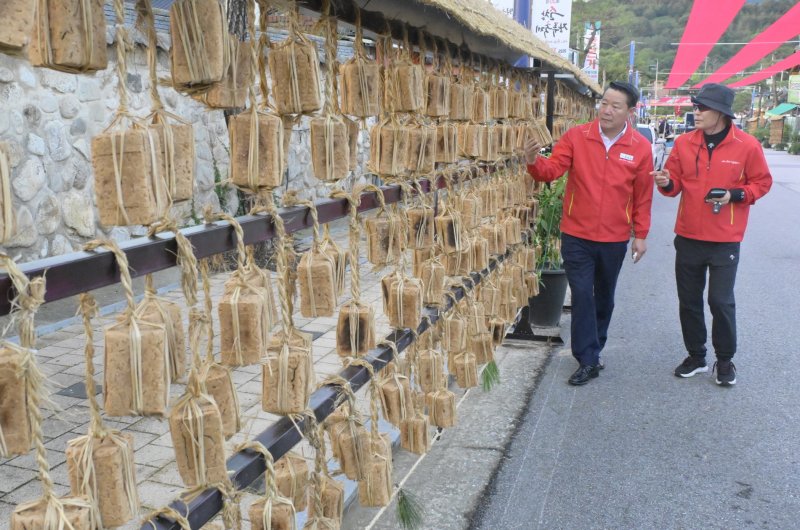 전북 바카라사이트 장난감에서 '제20회 장류축제'가 열리고 있는 가운데 최영일 군수(왼쪽)가 메주거리를 걷고 있다.(순창군 제공. 재판매 및 DB금지)/뉴스1