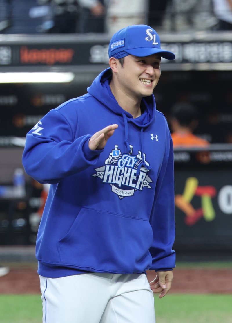 [대전=뉴시스] 김진아 기자 = 19일 대전 중구 한화생명볼파크에서 열린 2025 KBO 포스트시즌 플레이오프 2차전 삼성 라이온즈와 한화 이글스의 경기, 7-3으로 승리하자 바카라사이트 소닉 등 삼성 선수들이 기뻐하고 있다. 2025.10.19. bluesoda@newsis.com
