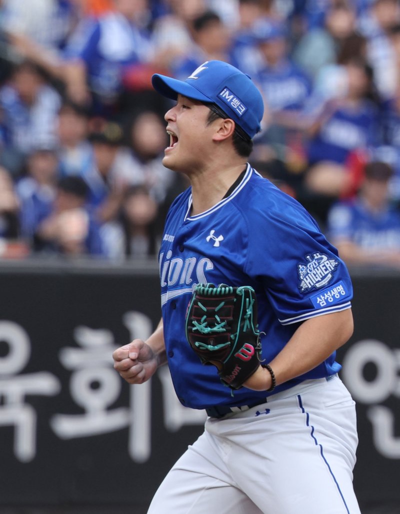 [대전=뉴시스] 김진아 기자 = 19일 대전 중구 한화생명볼파크에서 열린 2025 KBO 포스트시즌 플레이오프 2차전 삼성 라이온즈와 한화 이글스의 경기, 7회말 2사 삼성 바카라사이트 소닉가 한화 권광민을 삼진아웃으로 처리한 뒤 기뻐하고 있다. 2025.10.19. bluesoda@newsis.com