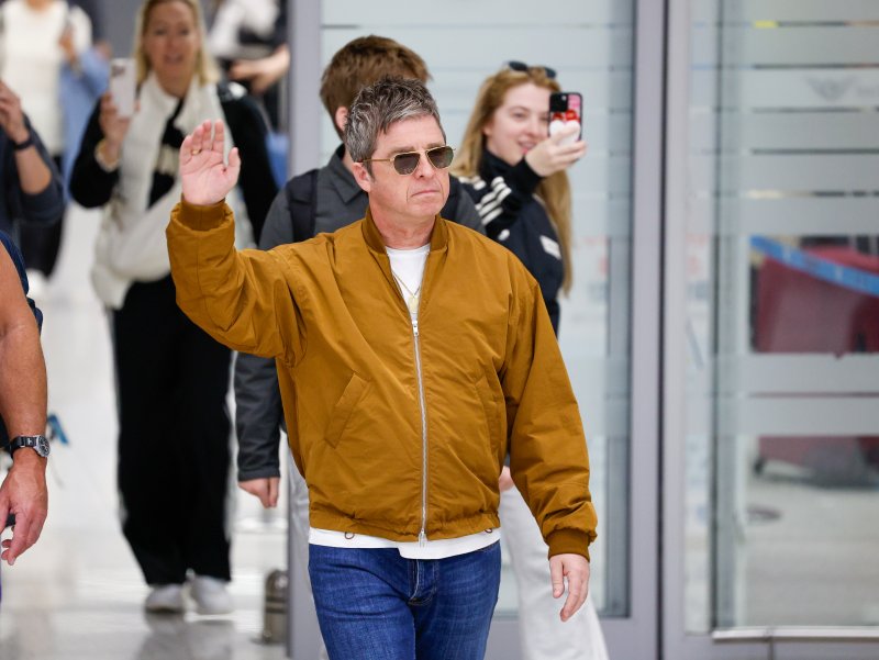 '오아시스 공연 D-2' 노엘 갤러거, 자녀들과 입국…적극 팬서비스