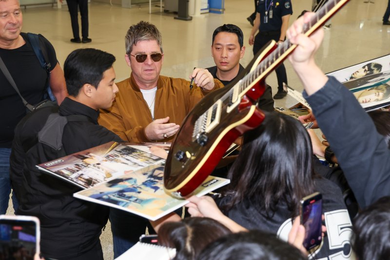 '오아시스 공연 D-2' 노엘 갤러거, 자녀들과 입국…적극 팬서비스