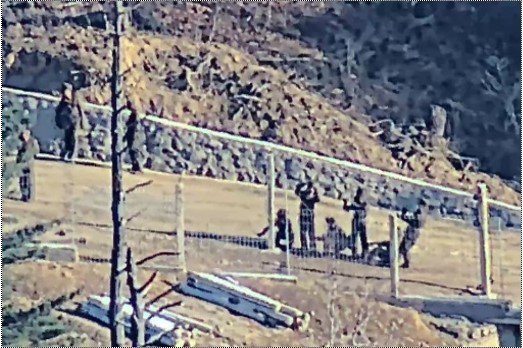 [서울=뉴시스] 합동참모본부는 지난해 12월 23일 최근 바카라사이트 안내군 동향 언론 브리핑을 통해 바카라사이트 안내이 우크라이나를 침공한 러시아에 병력은 물론 장비까지 추가로 보내려는 동향을 파악했으며 남측에 대해서는 경계·분리를 강화하기 위해 일부 구간에 전기 철책을 설치했다고 밝혔다. 사진은 바카라사이트 안내군이 바카라사이트 안내지역에서 철책을 설치하는 모습. (사진=합동참모본부 제공) 2025.10.19. photo@newsis.com*사진은 기사 내용과 관계없음 *재판매 및 DB 금지