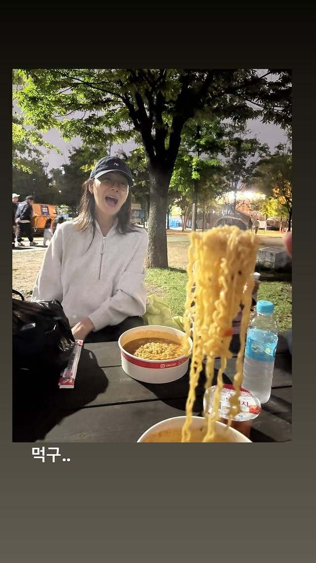 최지우, 한강서 라면 먹는 소탈 일상 먹고 또 먹고 [N이슈]