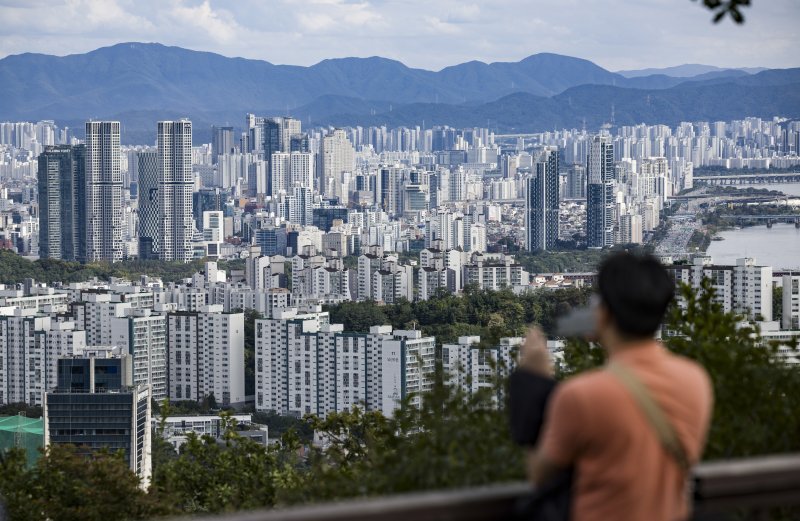 서울 남산에서 바라본 성동구와 광진구 일대 아파트 단지. 정부가 6·27 대출 규제과 9·7 공급메이저 바카라사이트 유니88벳에 이어 기존 규제지역인 강남3구·용산구를 포함한 서울 25개 구 전역과 한강 이남의 경기도 12곳 등 총 27곳을 조정대상지역·투기과열지구·토지거래허가구역 등 '삼중 규제지역'으로 묶고 금융규제까지 강화하는 내용의 추가 대책을 발표했다. /사진=뉴시스