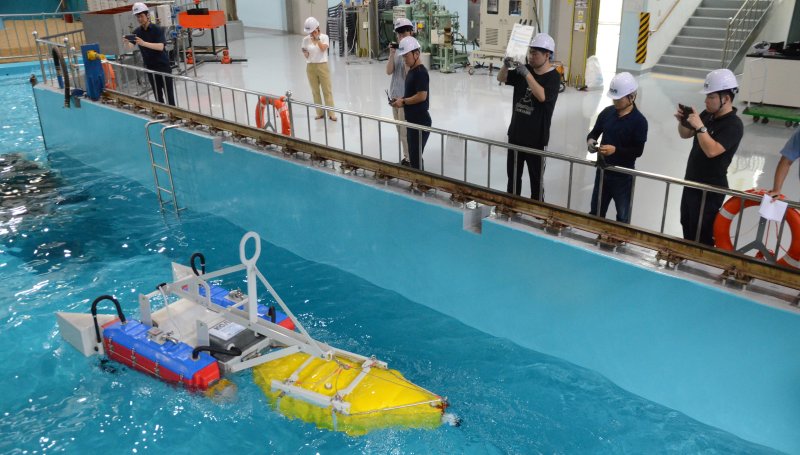 코아이 직원들이 해양 방제 로봇의 성능을 테스트하고 있는 모습 코아이 제공