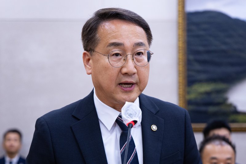 김인호 산림청장이 지난 9월 1일 서울 여의도 국회에서 열린 제429회 국회(정기회) 농림축산식품해양수산위원회 제1차 전체회의에서 2024회계연도 결산 및 예비비지출 승인의건이 통과된 후 인사말을 하고 있다. 뉴스1