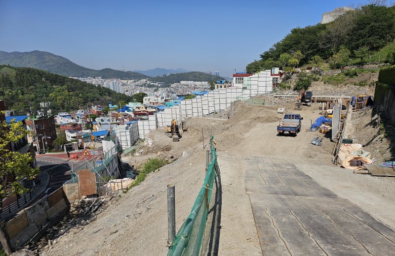 지난 5월 촬영한 부산 서구 아미동 '천마산 모노레일 하부승강장·주차장 조성사업' 공사현장. 사진=변옥환 기자