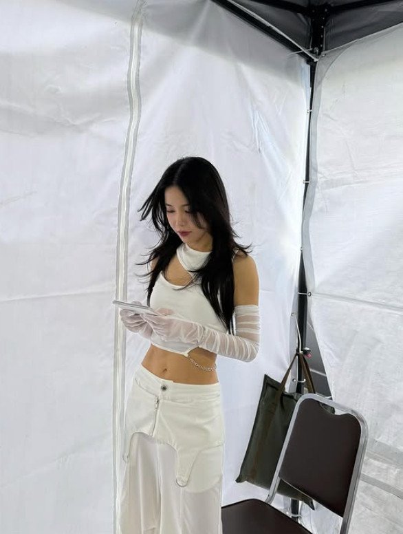 솔라, 운동 얼마나 하길래…군살 제로 탄탄 복근 [N샷]