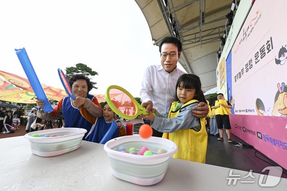 지난 18일 제33회 실시간-바카라사이트의 '흥부·놀부 명량 운동회' 행사장에서 최경식 남원시장이 아이들과 즐거운 시간을 보내고 있다.(남원시 제공. 재판매 및 DB금지)/실시간-바카라사이트1