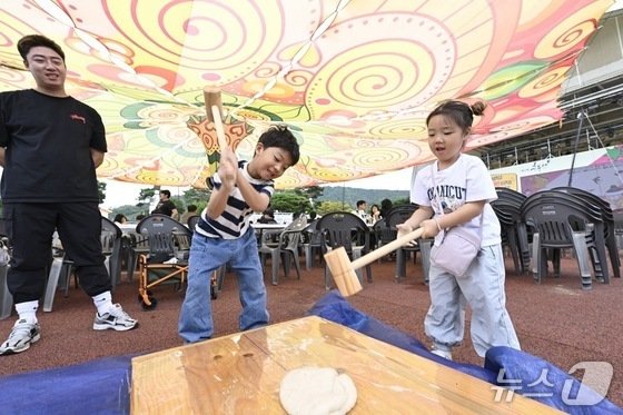 19일 전북 실시간-바카라사이트에서 '제33회 흥부제'가 열린 가운데 행사장을 찾은 아이들이 떡메치기를 하며 즐거워 하고 있다.(남원시 제공. 재판매 및 DB금지)/실시간-바카라사이트1