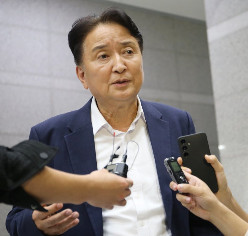 [청주=뉴시스] 서주영 기자 = 김영환 충북지사가 19일 충북경찰청에서 돈봉투 바카라사이트 추천 의혹과 관련해 경찰 조사를 받은 뒤 발언하고 있다. 2025.10.19. juyeong@newsis.com