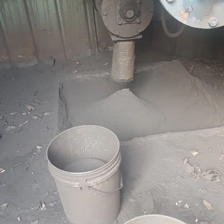 아지트씨가 근무한 작업장에서 발생한 금속 분진이 쌓인 모습. 사측이 제공한 면 마스크를 쓰고 작업한 아지트씨는 이 분진을 하루 8시간 이상 흡입하는 환경에 노출됐다. 사진=포천이주노동자센터 제공