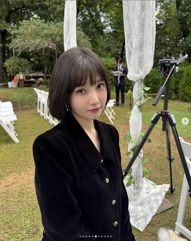 '크러쉬♥' 조이, '나혼산' 친동생 결혼식 인증…붕어빵 미모 세 자매