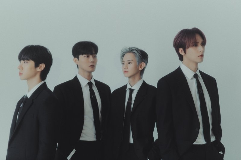 콘서트서 윤두준 대신 '탈퇴' 용준형 사진 사용 논란…명백한 실수