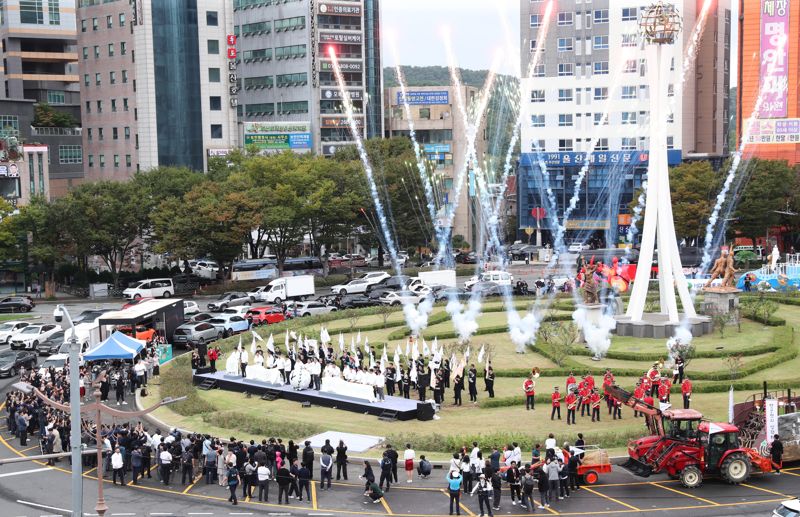 지난 16일 공업탑 로터리에서 진행된 2025 울산공업축제 퍼레이드 출정식. 울산시 제공