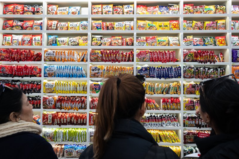 다양한 한국 라면을 맛볼 수 있는 서울 마포구 CU홍대상상점 '라면 라이브러리'. 사진=뉴스1