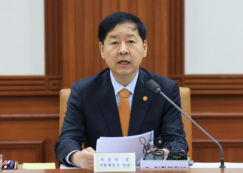 구윤철 경제부총리 겸 기획재정부 장관이 20일 오전 서울 종로구 정부서울청사에서 열린 성장전략 TF 겸 경제관계장관회의에서 모두발언을 하고 있다.뉴스1