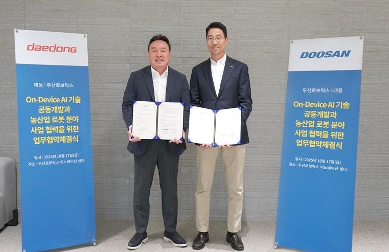 원유현 대동 부회장, 김민표 두산로보틱스 김민표 대표(왼쪽부터)가 지난 17일 두산로보틱스 이노베이션센터에서 업무협약(MOU)을 체결한 후 포즈를 취하고 있다. 두산로보틱스 제공