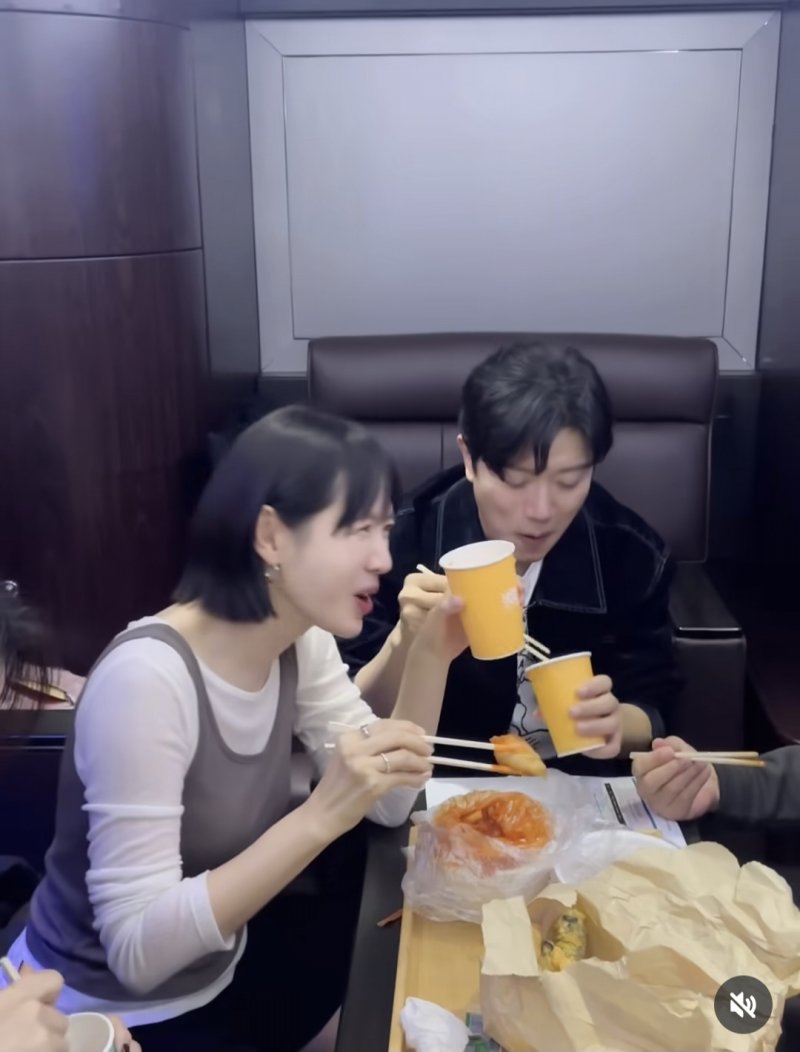 [서울=뉴시스] 배우 손예진이 '어쩔수가없다' 출연 배우들과 함께 떡볶이를 먹었다. (사진=손예진 인스타그램 캡처) 2025.10.20. photo@newsis.com *재판매 및 DB 금지