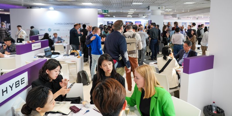 한국콘텐츠진흥원이 지난 11~16일 프랑스 칸에서 열린 밉컴·밉주니어에서 한국공동관을 운영했다. 한국공동관에서 참가사 관계자가 미팅을 진행하고 있다. 콘진원 제공