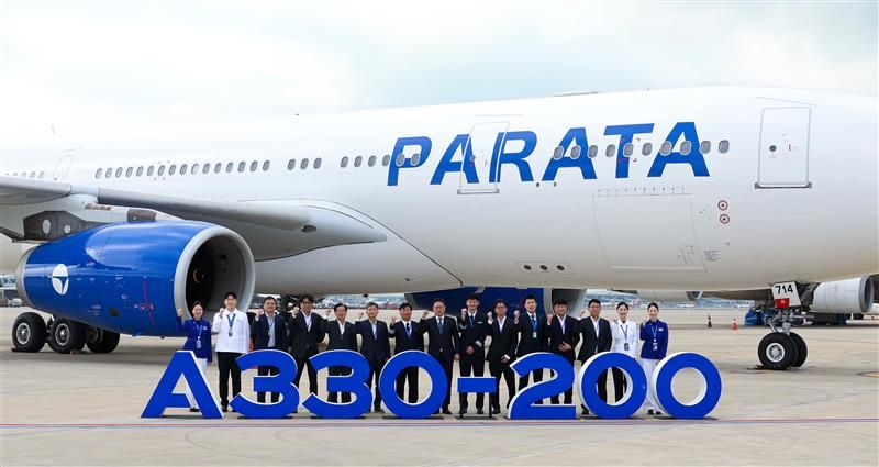 인천국제공항에서 진행된 파라타항공 3호기(A330-200)도입 기념행사에서 파라타항공 윤철민 대표이사(가운데)와 임직원들이 포즈를 취하고 있다. 파라타항공 제공