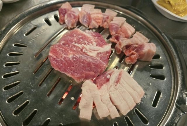 흑돼지 주문했는데 비계가 반이나 되고... 제주도 또 논란