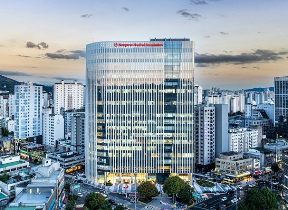 (사진 : 서울 동대문구 소재 씨젠의료재단 신사옥 '씨젠메디칼타워' 전경)