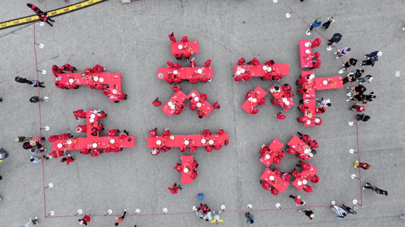 [순창=뉴시스] 김종효 기자 = '제20회 순창 장류축제'가 17일 순창전통고추장민속마을과 발효테마파크 일원에서 열렸다. '다함께 고추장 만들자' 프로그램이 진행되는 체험장 테이블이 '고추장'이란 글자 모양으로 배치돼 있다. (사진=순창군 제공) 2025.10.17. photo@newsis.com *재판매 및 DB 금지