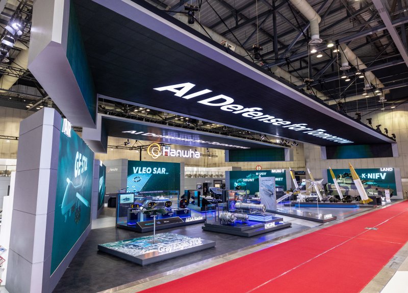 한화시스템과 한화에어로스페이스, 한화오션이 킨텍스에서 열린 대한민국 최대 방산 전시회, '서울 국제항공우주 및 방위산업 전시회(ADEX) 2025'에 역대 최대 규모의 통합관을 운영한다고 20일 밝혔다. 사진은 한화 방산 3사가 최첨단 K-방산 미래 전장 설루션을 선보이는 모습.한화시스템 제공