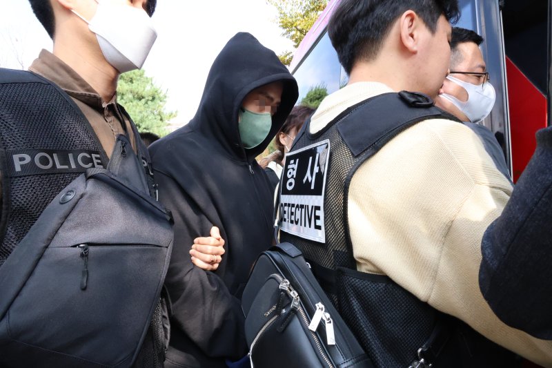 20일 오전 충남 홍성 대전지법 홍성지원에서 구속 전 피의자심문(영장실질심사)을 마친 일부 캄보디아 송환 피의자들이 법정을 나와 타고 왔던 버스에 올라타고 있다. 이날 홍성지원에서는 충남경찰청에서 사기 혐의로 수사받는 캄보디아 송환자 45명의 영장실질심사가 열리고 있다. 연합뉴스