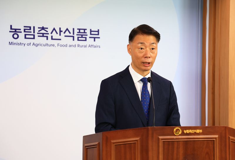 박성우 농촌정책국장이 20일 오전 정부세종청사에서 농어촌 기본소득 시범사업 7개군을 발표하고 있다. 농림축산식품부 제공