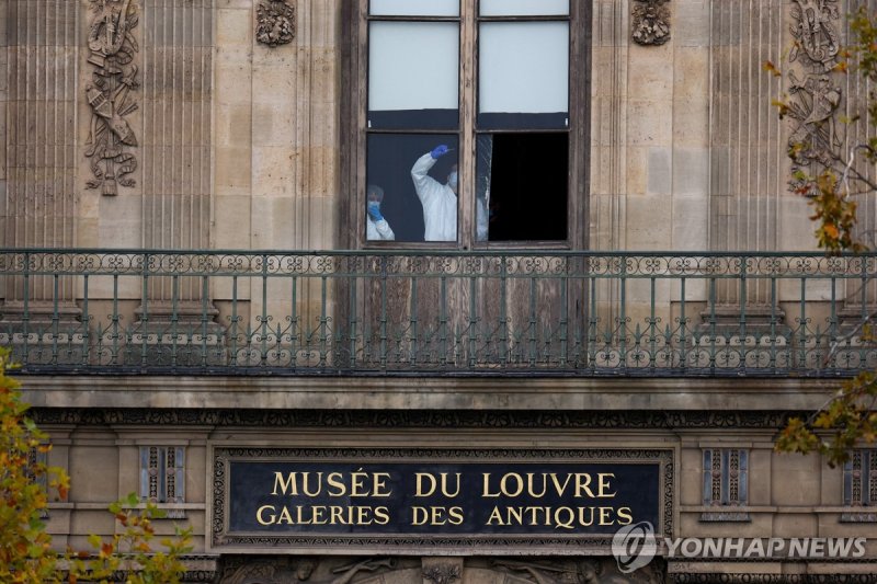 루브르 박물관 범행 현장의 감식팀.연합뉴스