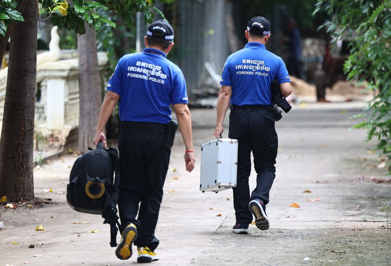 캄보디아에서 범죄 조직에 의해 감금·피살된 한국인 대학생 박모씨의 사망 원인과 경위를 규명하기 위한 공동 부검을 시작하기 위해 20일(현지시간) 캄보디아 현지 경찰이 프놈펜 턱틀라 사원의 안치실로 들어가고 있다. /사진=뉴스1