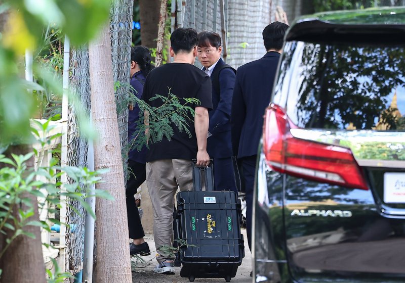 캄보디아에서 범죄 조직에 의해 감금·피살된 한국인 대학생 박모씨의 사망 원인과 경위를 규명하기 위한 공동 부검을 시작하기 위해 20일(현지시간) 국립과학수사연구원 부검의, 담당 수사관 등이 프놈펜 턱틀라 사원의 안치실로 들어가고 있다. /사진=뉴스1